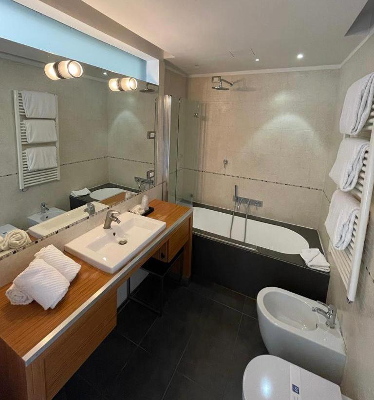 Ih Hotels Milano Centrale Guest House Buitenkant foto